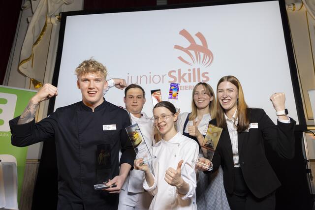 Die strahlenden Sieger in den einzelnen Disziplinen der Junior-Skills in der LBS bad Gleichenberg. | Foto: Helmut Lunghammer