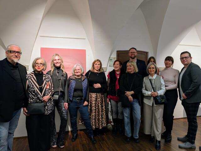 Zehn Villacher Künstler:innen stellen im Rahmen der Gemeinschaftsausstellung im Dinzlschloss aus