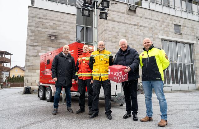 Neues Notstromaggregat für die Berufsfeuerwehr
v.l.: Alexander Sautner (GF Fa. Sapotec), Stefan Jakolitsch (Fuhrparkleiter bei der BF), Branddirektor Werner Kloiber, Vize-Bgm. Florian Kreibich und Daniel Bischof (Magistratsdirektion) | Foto: Stadt Salzburg/ Alexander Killer