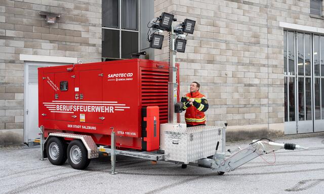 Ab sofort steht ein mobiles Notstromaggregat für die Berufsfeuerwehr der Stadt Salzburg zur Verfügung.  | Foto: Stadt Salzburg/ Alexander Killer
