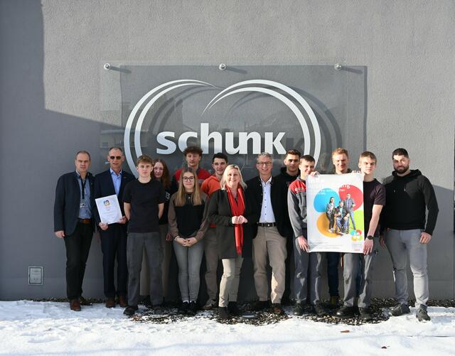 Produzieren für den Weltmarkt – die Lehrlinge der Firma Schunk Carbon Technology GmbH mit Geschäftsführung und Sigrid Schuster (WKO). | Foto: Schunk Carbon Technology GmbH