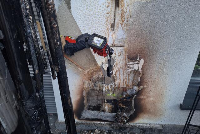 Per Wärmebildkamera wurde der Brand überprüft. | Foto: FF Pfarrwerfen / Stefan Hafner