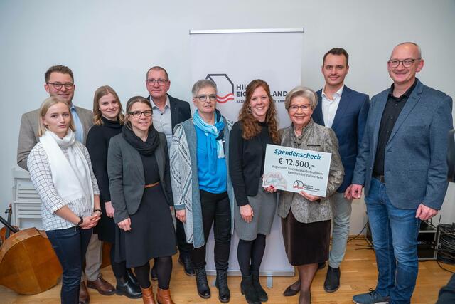 Rebecca Mödl, Paul Zimmermann, Theresia Fritz, Doris Bäck, Reinhard Schill, Eva Sulzer, Carina Sulzer, Sissi Pröll (Präsidentin-Hilfe im eigenen Land), Alexander Tentschert, Siegfried Leber | Foto: Hilfe im eigenen Land-Andreas Tischler