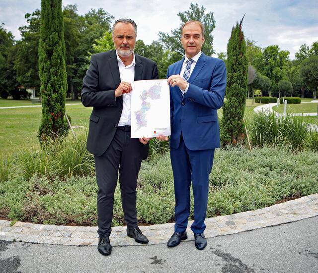 Landeshauptmann Hans Peter Doskozil und Soziallandesrat Leonhard Schneemann präsentierten die 71 Pflegestützstandorte im Burgenland.  | Foto: LMS