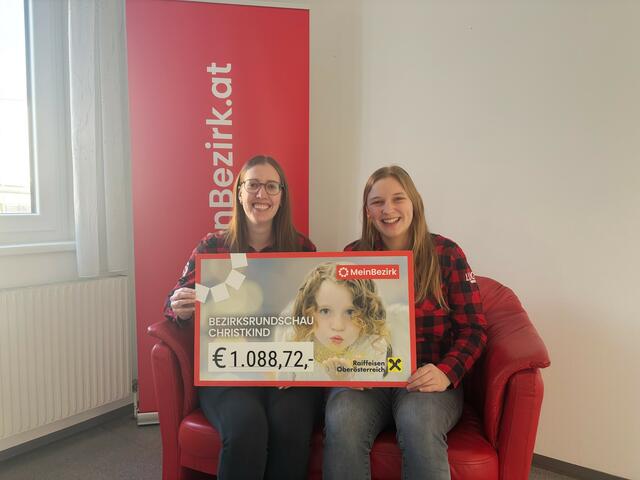 Katharina und Jana von der Landjugend Putzleinsdorf bei der symbolischen Spendenscheckübergabe. | Foto: MeinBezirk
