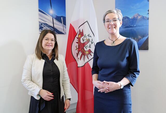 Bezirkshauptfrau Kathrin Eberle (rechts im Bild) gratulierte der kürzlich angelobten 1. Vizebürgermeisterin der Gemeinde Rum, Sabine Hölbling (links im Bild).  | Foto: © Land Tirol/Reiter