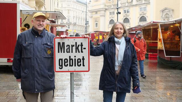 Am Freitag, dem 17. Jänner geht's los. Auf dem Bild zu sehen: Marktobmann Josef Schrott und Bezirksvorsteher-Stellvertreterin Patricia Davis (ÖVP). (Archiv) | Foto: M. Spitzauer