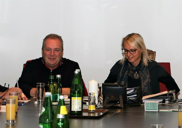 Vizebürgermeister Johann Horst Scheed und Bürgermeisterin Marion Törok eröffneten die Sitzung. | Foto: Christian Nowotny