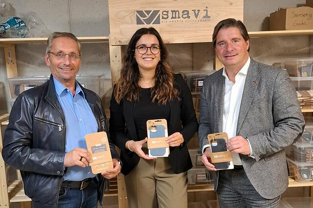 WK-Bezirksstellenleiter Balthasar Exenberger, smavi-GFVictoria Gschnaller, WK-Bezirksobmann Peter Seiwald mit den smavi-Handyhüllen. | Foto: WK Kitzbühel