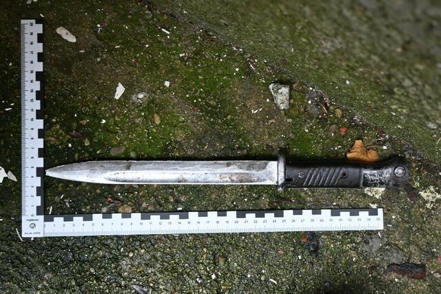 Mit diesem Messer wurde das Trio in der Wohnung bedroht. | Foto: LPD Wien