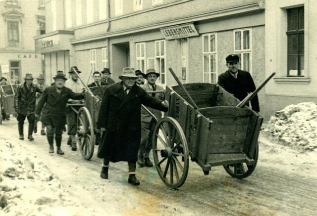 Während heutzutage Währings Straßen großteils maschinell vom Schnee befreit werden, machte man das 1919 noch händisch. | Foto: Ludwig Patzer