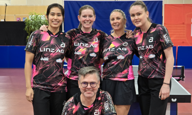 Suthasini Sawettabut, Britt Eerland, Ivana Malobabic und Andrea Pavlovic (v.l.n.r.) blieben zur Freude von Trainer Josef Plachy in der Gruppenphase der Champions League ungeschlagen. 
 | Foto: ASKÖ Froschberg