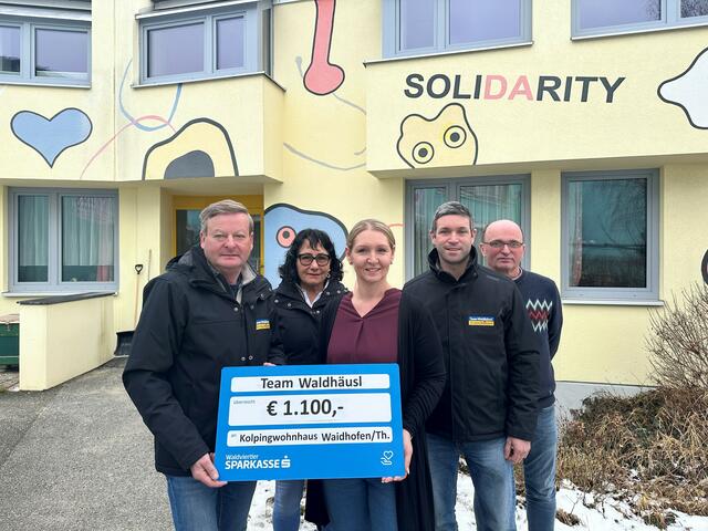 Gottfried Waldhäusl, Ingeborg Österreicher, Betreuerin Desiree Stoitzner, Michael Franz und Leiter Roland Schneider (v.l.) bei der Spendenübergabe. | Foto: FPÖ Waidhofen