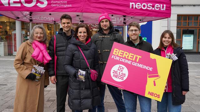 NEOS-Zukunftsvillage mit Daniel Gieber und Indira Collini am Amstettner Hauptplatz. | Foto: NEOS NÖ
