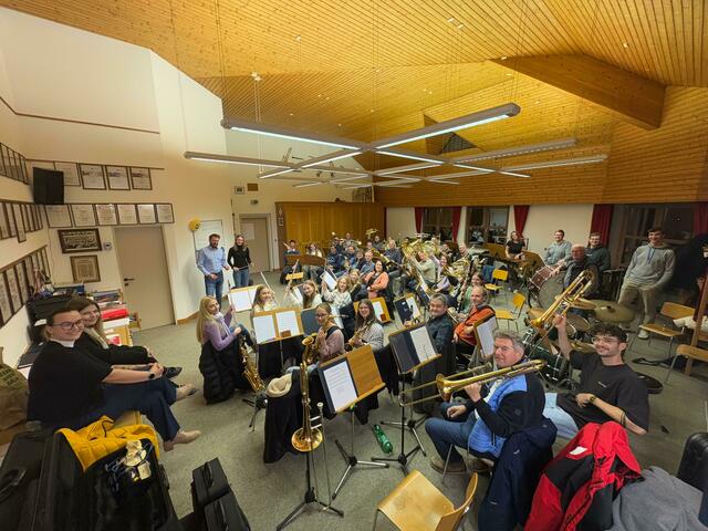 Die Musiker der Marktmusik Schörfling bei der Neujahrsprobe mit Kapellmeisterwechsel.
 | Foto: Marktmusik Schörfling
