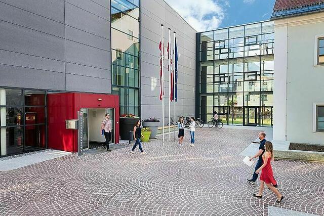 Im ersten Halbjahr 2025 können sich Unternehmer:innen an vier Terminen in der Bezirkshauptmannschaft Reutte informieren. | Foto: BH Reutte