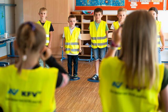 Die Kids verwandelten sich mittels Warnweste in Glühwürmchen.  | Foto: KFV/Michael Sabotha