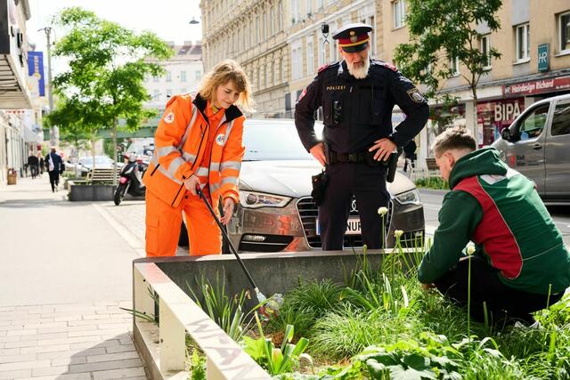 Bezirksvorsteherin Stefanie Lamp (SPÖ) bei der vergangenen Aufräumaktion.  | Foto: BV16