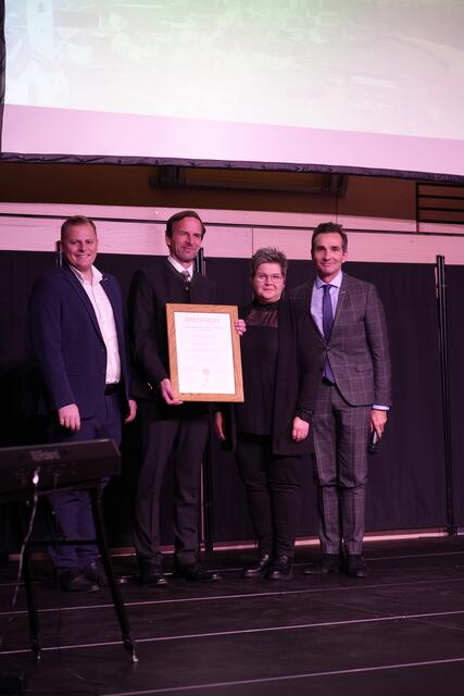 Die Wirtschaftskammer überreichte an Bürgermeister Manfred Rechberger die Auszeichnung "Goldener Boden". | Foto: Gemeinde