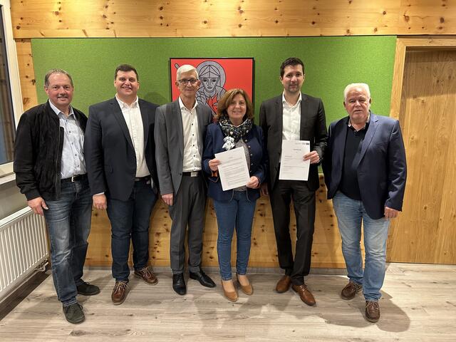 Flächenmanagement St. Georgen am Kreischberg, v.l.n.r.: Harald Kraxner (GF Holzwelt Murau), Stefan Niederer, MSc (ISK Institut), VDir. Wenzel Miedl-Rissner (Raiba Murau), Bgm.in Cäcilia Spreizer, VDir. Mag. René Pirker, MBA (Raiba Murau), Prof. DI Dr. Gerald Mathis (ISK Institut) | Foto: privat