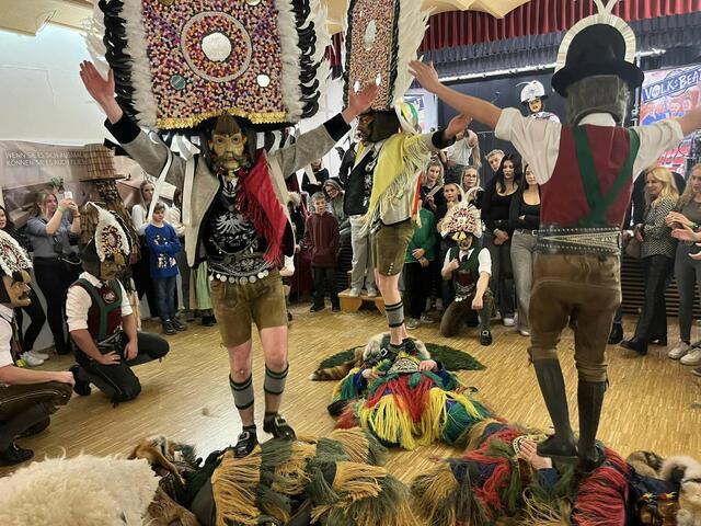 Die Gastgruppen aus der Region tragen zur lebendigen Stimmung beim Matschgererschaug’n bei. | Foto: Baumkirchner Hexen