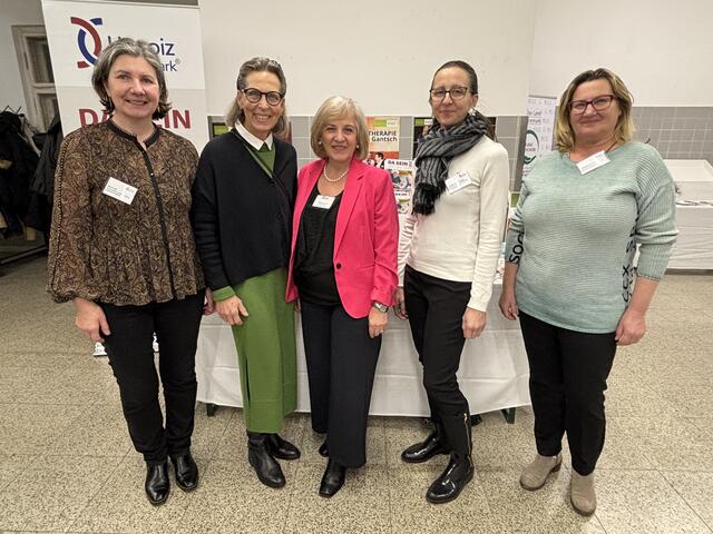 Die ehrenamtlichen Hospizbegleiter Maria Söll, Ingrid Gady, Leiterin Heidi Fuchs, Isabella Luttenberger und Hildegard Grafoner | Foto: Waltraud Fischer