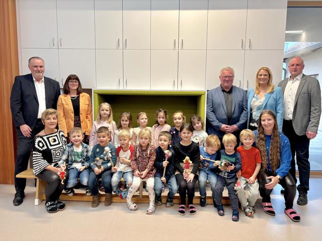 Landeshauptmann Hans Peter Doskozil, Kindergartenleiterin Isabella Pendl, Vizebürgermeister Helmut Kropf, Landesrätin Daniela Winkler und Bürgermeister Reinhard Deutsch mit den Kindergartenkindern bei der Eröffnungsfeier. | Foto: Elisabeth Kloiber