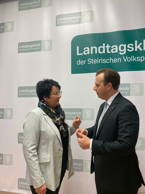 LAbg. Klaudia Stroißnig im Gespräch mit Gesundheitslandesrat Karlheinz Kornhäusl | Foto: ÖVP