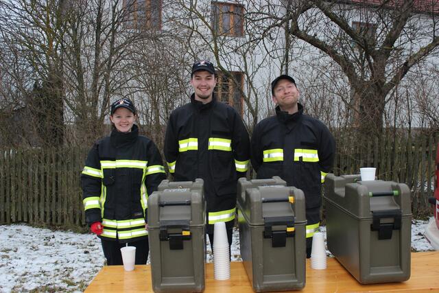 Warme Getränke gab es von der FF Heinrichs | Foto: Walter Kellner