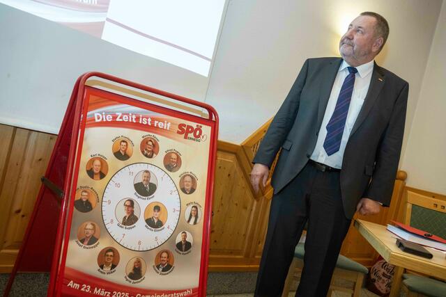 Spitzenkandidat Siegfried Ebner präsentierte die ersten Plakate sowie das neue Logo der SPÖ Pernegg. | Foto: SPÖ/Klaus Pressberger