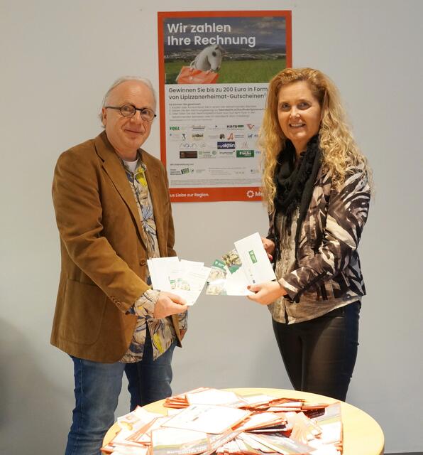Der Geschäftsstellenleiter von MeinBezirk Voitsberg Harald Almer mit der Leader-Managerin Elfriede Pfeifenberger | Foto: Schrapf