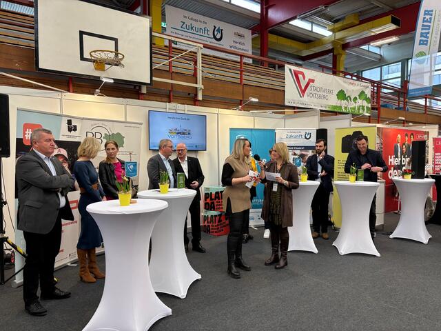 Moderatorin Corinna Gutjahr interviewt hier Geschäftsführerin Kerstin Weber vom Regionalmanagement. | Foto: Almer