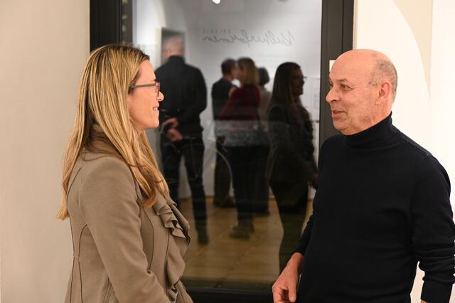 Sandra Wiesinger, Geschäftsführerin Institut Hartheim, und Alfred Heindl, Leiter des Ateliers im Institut Hartheim, bei der Ausstellungseröffnung. | Foto: Joachim Reder, Institut Hartheim
