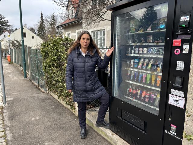 Ulrike Fischer von den Grünen macht auf die Thematik des ungünstig platzierten Verkaufsautomaten aufmerksam. | Foto: Victoria Edlinger
