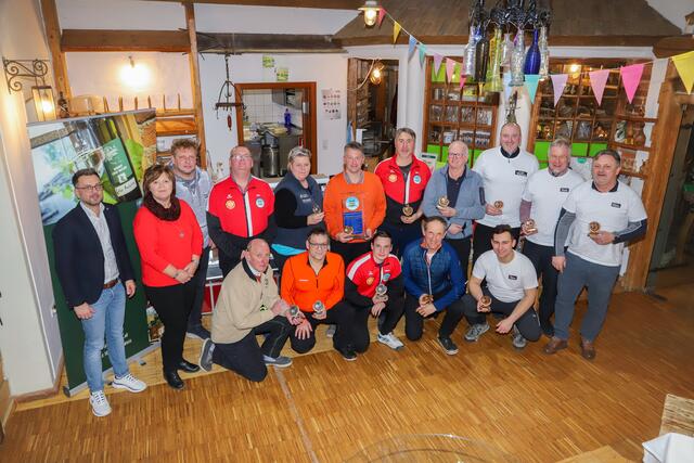 Die diesjährigen Sieger: die Gemeindebauern (Mitte), das Team "M &amp; M's" (links) sowie die Mannschaft "Kuddl Muddl" (rechts) mit Bürgermeister Thomas Derler, Gemeindekassierin Edith Schlemmer und Vizebürgermeister Alois Strobl | Foto: Iris Bloder