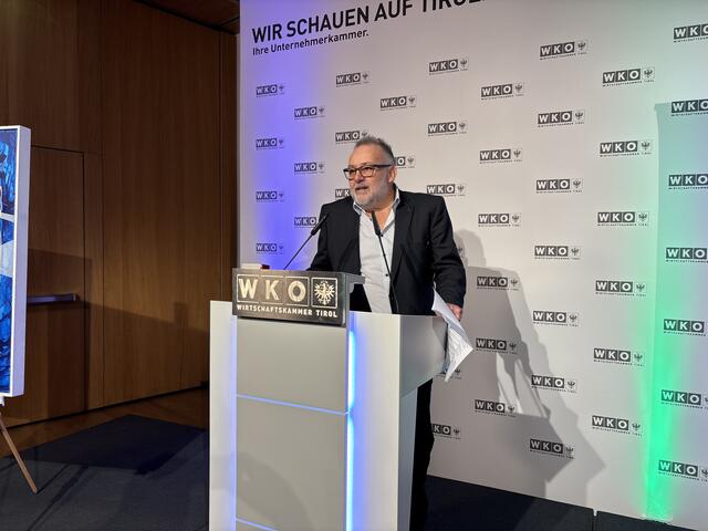 Innovationen im Holzbau – Manfred Saurer (proHolz Tirol) betont die zukunftsweisenden Möglichkeiten des Holzbaus. | Foto: René Rebeiz