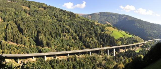 Seit 2004 testen Expertinnen und Experten im Auftrag der Asfinag mittels "Road Safety Inspections" (RSI) Österreichs Autobahnen und Schnellstraßen. Im Bild: Autobahnpanorama auf der A10 bei Gmünd | Foto: ASFINAG