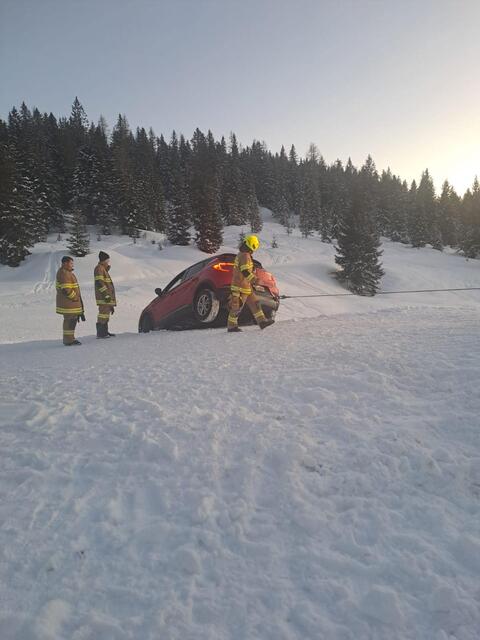 Der PKW musste per Seilwinde gerettet werden. | Foto: Feuerwehr Mühlbach am Hochkönig