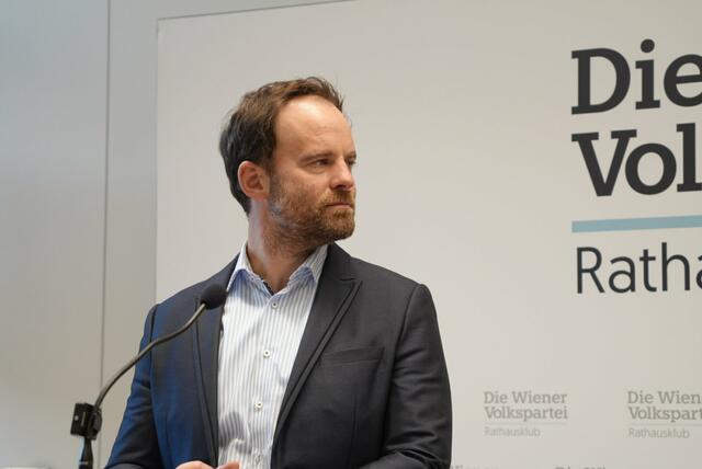 ÖVP Wien-Klubobmann Markus Wölbitsch teilte ebenfalls gegen Sozialdemokraten, die Art und Weise der Argumentation zur Entscheidung der Vorverlegung der Wahl sei „unfassbar scheinheilig“.  | Foto: Ronja Reidinger/MeinBezirk