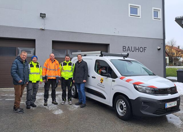 Bürgermeister Josef Baireder, Florian Nechwatal, Bauhof-Leiter Jürgen Höchtl, Stefan Haider und Vizebürgermeister Christian Kletzl vor dem neuen, elektrischen Bauhof-Fahrzeug Opel Combo | Foto: Marktgemeinde Echsenbach