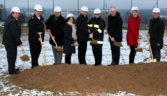 Spatenstich für das neue FF-Haus in Heinrichs Herbert Schagginger,Jochen Miniböck, Christoph Prinz, Margit Göll, Otmar Kowar, Peter Kaineder, Stephan Pernkopf, Martina Diesner-Wais, Rudolf Schwingenschlögl
 | Foto: Walter Kellner