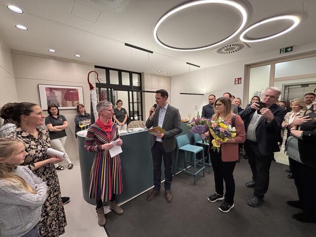 Bürgermeister Jürgen Rummel bedankt sich für den Einsatz der beiden Hausärztinnen | Foto: Lauren Seywald / MeinBezirk