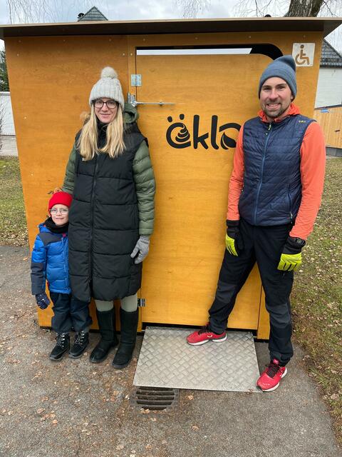 Nun hat auch der Spielplatz in der Gnigler Lerchenstraße ein öKlo - der achte Standort in der Stadt Salzburg. Im Bild: Felix, Michaela Fischer und SPÖ Gemeinderat Sebastian Lankes, der sich bereits 2023 für eine Toilettenanlage am Gnigler Spielplatz eingesetzt hat. | Foto: Jürgen Fischer