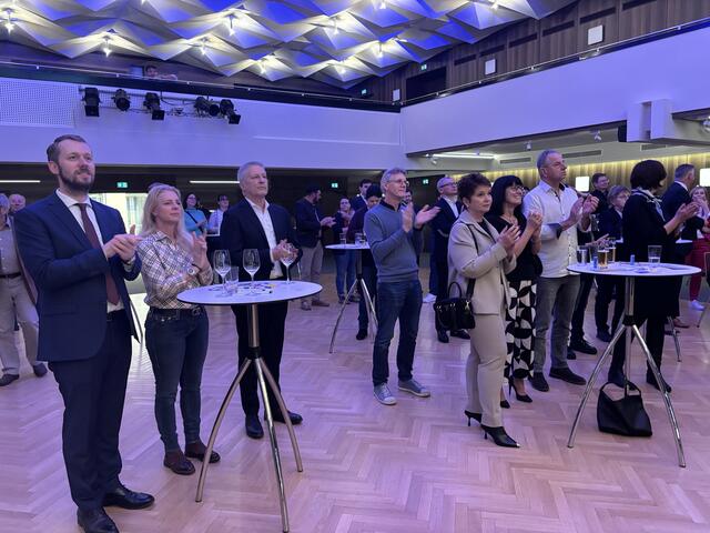 Das Publikum verfolgt gespannt die Reden beim Wahlkampffinale der ÖVP Hollabrunn. | Foto: Alexandra Goll