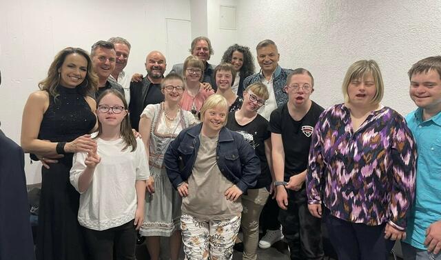 Benefizveranstaltung in der Dogana „Stars singen Stars“ wo alle Künstler ein Foto mit den Kindern gemacht haben. | Foto: Reini Happ und Freunde