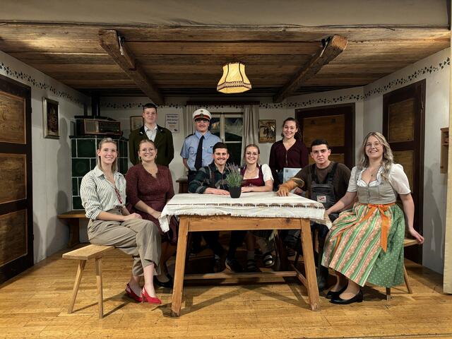 Mitglieder der Landjugend Berndorf spielen auch 2025 wieder ein humorvolles Theaterstück. Von links: Marlene Gruber, Lisa Schwaiger, Jakob Gruber, Dominik Haberl (Polizist), Daniel Manglberger (Hauptrolle), Annalena Schwaiger, Julia Huber, Tobias Kreiseder und Marlene Manglberger. | Foto: Emanuel Hasenauer 