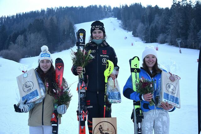 Von links: Valentina Pfurtscheller (2.), Jana Fritz (1.) und Stella Terese Tschach (3.): | Foto: Schwaighofer