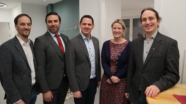 Bei der Eröffnungsfeier mit dabei: Christof Fischer, Florian Steinwendtner, Jürgen Rummel, Annemarie Kröss, Paul Mühlbauer | Foto: Lauren Seywald / MeinBezirk