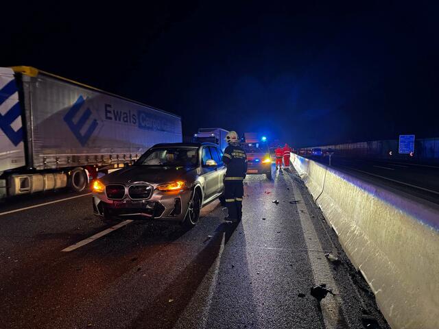 Drei PKWs kollidierten bei einem Auffahrunfall auf der A1. 