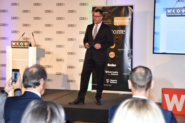 Philipp Resl, P&amp;R Verwaltungs GmbH Prokurist, moderierte die 5. Auflage des Immobilien-Stammtischs in den Räumlichkeiten der Wirtschaftskammer Tirol. | Foto: René Rebeiz